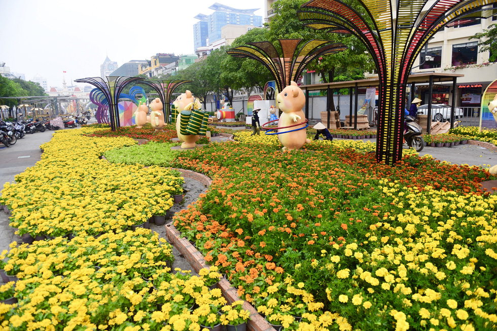 Đường hoa Nguyễn Huệ 2020 dự kiến xong từ 26 Tết - Ảnh 1. Đường hoa Nguyễn Huệ 2020 dự kiến xong từ 26 Tết - Ảnh 1.