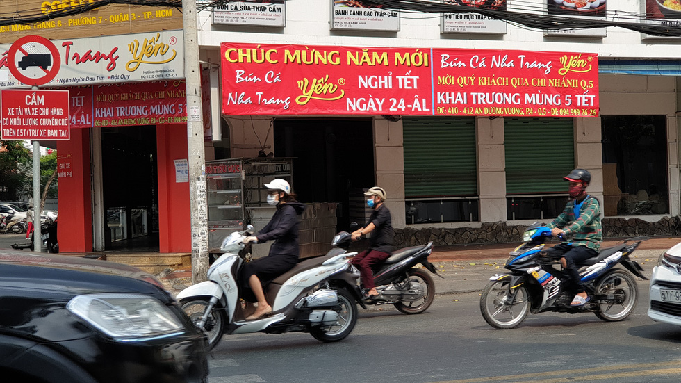 Mới 26, nhiều tiệm ở Sài Gòn bán tháo hàng, đóng cửa nghỉ tết sớm - Ảnh 2. Mới 26, nhiều tiệm ở Sài Gòn bán tháo hàng, đóng cửa nghỉ tết sớm - Ảnh 2.