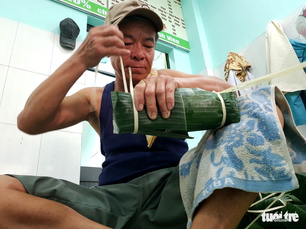 Tiểu đội nông dân Huế ‘cưỡi’ phi cơ vô Sài Gòn gói bánh chưng, bánh tét - Ảnh 6. Tiểu đội nông dân Huế ‘cưỡi’ phi cơ vô Sài Gòn gói bánh chưng, bánh tét - Ảnh 6.