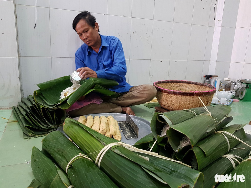 Tiểu đội nông dân Huế ‘cưỡi’ phi cơ vô Sài Gòn gói bánh chưng, bánh tét - Ảnh 1. Tiểu đội nông dân Huế ‘cưỡi’ phi cơ vô Sài Gòn gói bánh chưng, bánh tét - Ảnh 1.