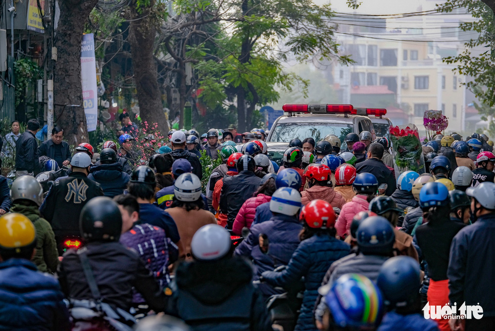Hà Nội tắc khắp mọi ngả đường chiều 27 tết - Ảnh 7. Hà Nội tắc khắp mọi ngả đường chiều 27 tết - Ảnh 7.