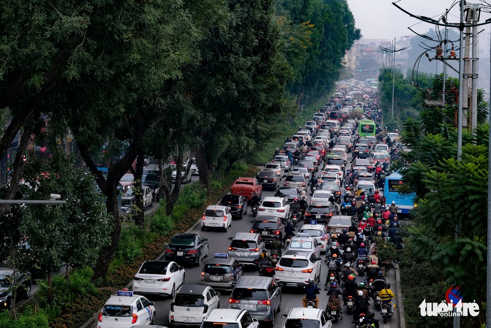 Hà Nội tắc khắp mọi ngả đường chiều 27 tết - Ảnh 1. Hà Nội tắc khắp mọi ngả đường chiều 27 tết - Ảnh 1.