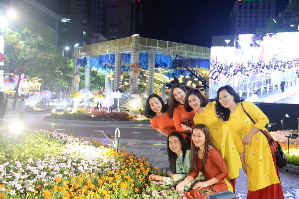 Chùm ảnh tưng bừng khai mạc đường hoa Nguyễn Huệ Tết Canh Tý 2020 - Ảnh 6. Chùm ảnh tưng bừng khai mạc đường hoa Nguyễn Huệ Tết Canh Tý 2020 - Ảnh 6.