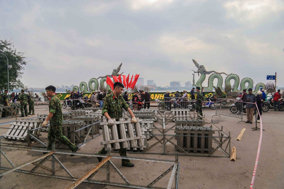 Cận cảnh trận địa pháo hoa chuẩn bị đón giao thừa - Ảnh 3. Cận cảnh trận địa pháo hoa chuẩn bị đón giao thừa - Ảnh 3.