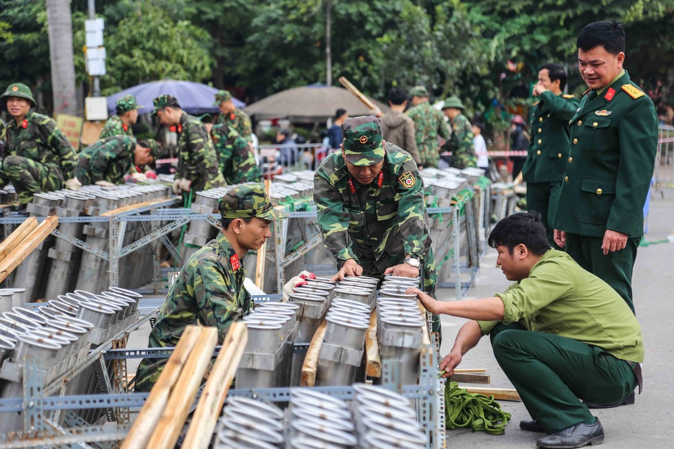 Cận cảnh trận địa pháo hoa chuẩn bị đón giao thừa - Ảnh 5. Cận cảnh trận địa pháo hoa chuẩn bị đón giao thừa - Ảnh 5.