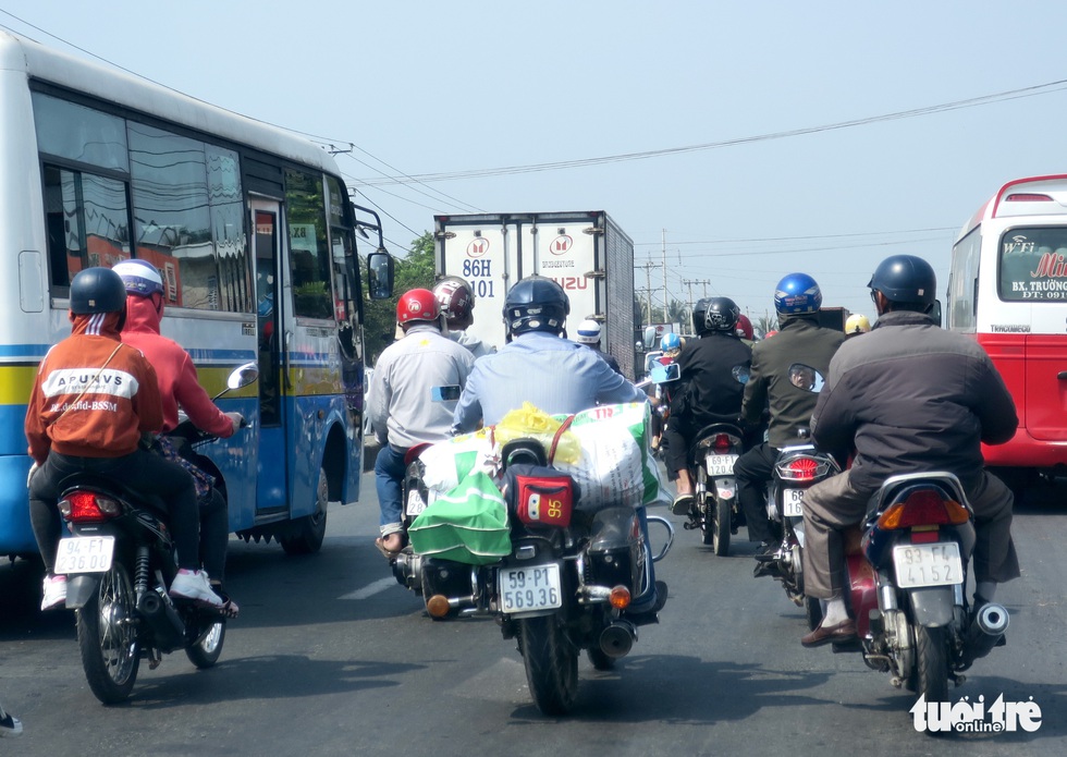 Muôn kiểu đường về quê bằng xe máy - Ảnh 2. Muôn kiểu đường về quê bằng xe máy - Ảnh 2.
