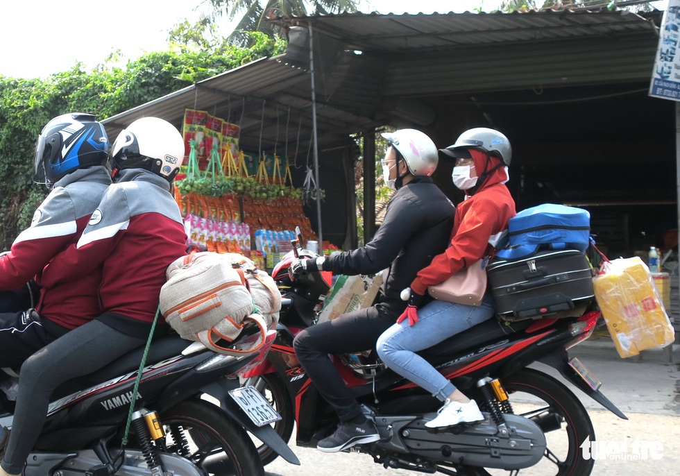 Muôn kiểu đường về quê bằng xe máy - Ảnh 6. Muôn kiểu đường về quê bằng xe máy - Ảnh 6.