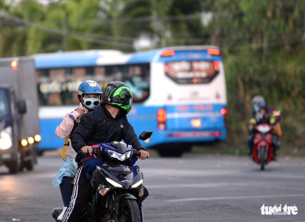 Muôn kiểu đường về quê bằng xe máy - Ảnh 11. Muôn kiểu đường về quê bằng xe máy - Ảnh 11.