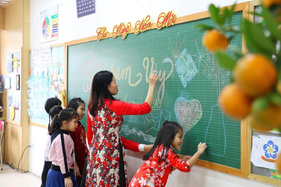 Phụ huynh xúc động khi con học làm Mâm cỗ đoàn viên - Ảnh 1. Phụ huynh xúc động khi con học làm Mâm cỗ đoàn viên - Ảnh 1.