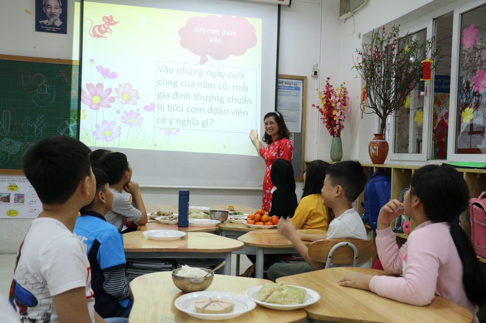 Phụ huynh xúc động khi con học làm Mâm cỗ đoàn viên - Ảnh 2. Phụ huynh xúc động khi con học làm Mâm cỗ đoàn viên - Ảnh 2.