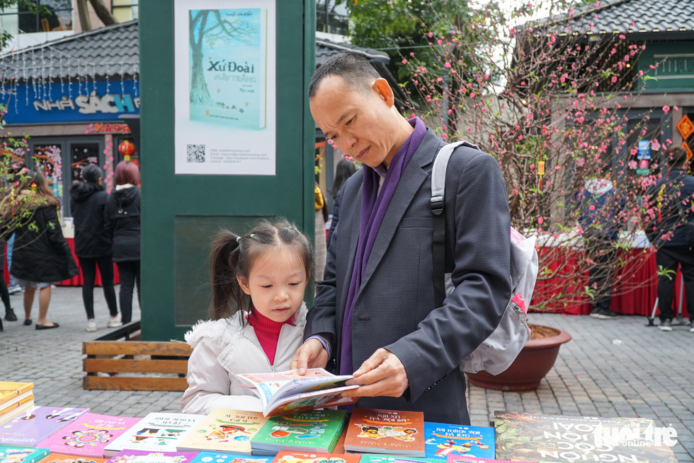 Tín hiệu vui cho văn hóa đọc ở phố sách ngày xuân - Ảnh 3.