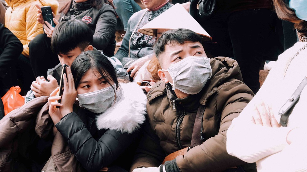 Dân vẫn kéo về khai hội chùa Hương bất chấp virus corona - Ảnh 2. Dân vẫn kéo về khai hội chùa Hương bất chấp virus corona - Ảnh 2.