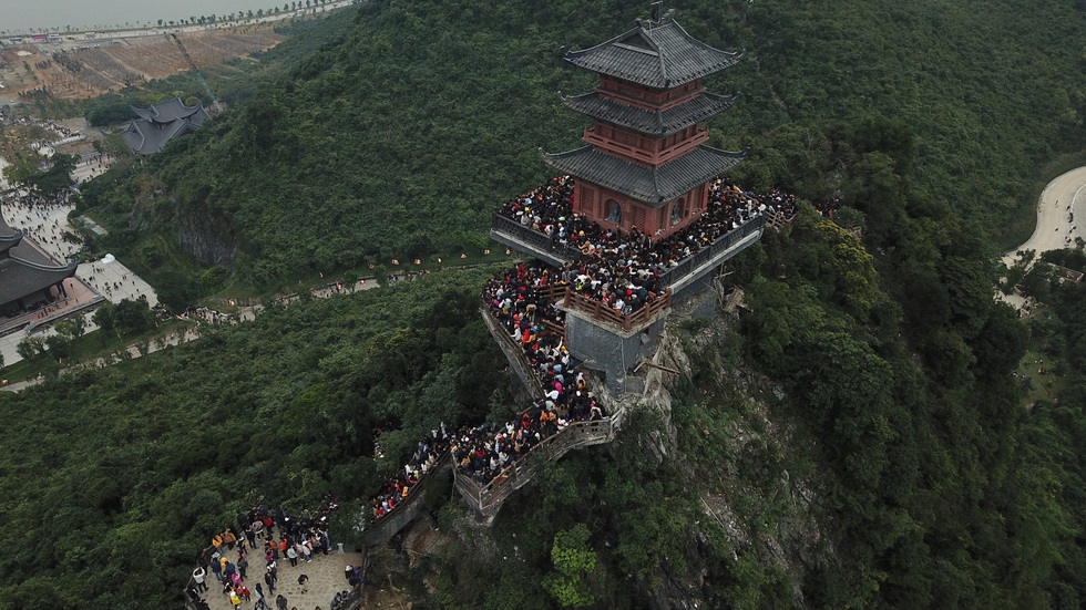 Du khách hài hước đổi tên chùa Tam Chúc thành Chen Chúc vì quá tải - Ảnh 5. Du khách hài hước đổi tên chùa Tam Chúc thành Chen Chúc vì quá tải - Ảnh 5.