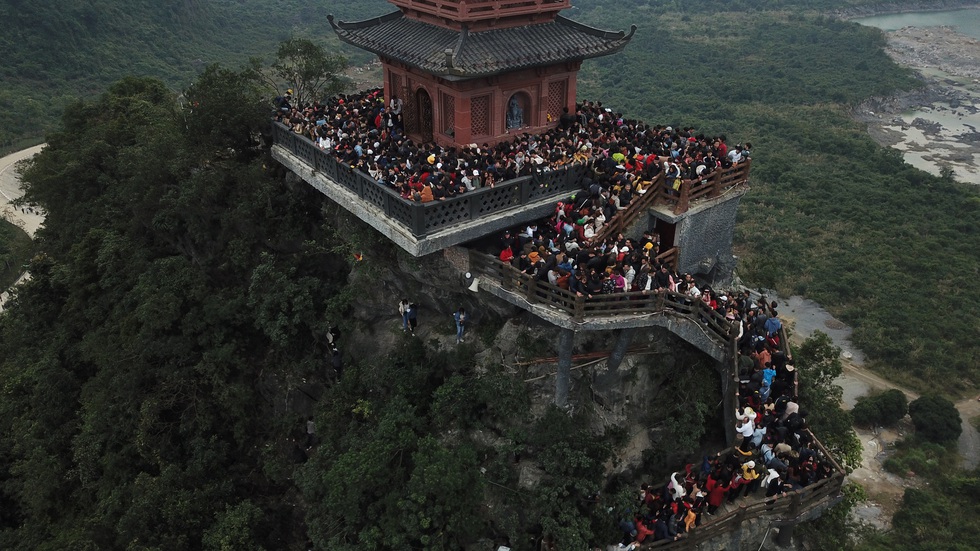 Du khách hài hước đổi tên chùa Tam Chúc thành Chen Chúc vì quá tải - Ảnh 1. Du khách hài hước đổi tên chùa Tam Chúc thành Chen Chúc vì quá tải - Ảnh 1.