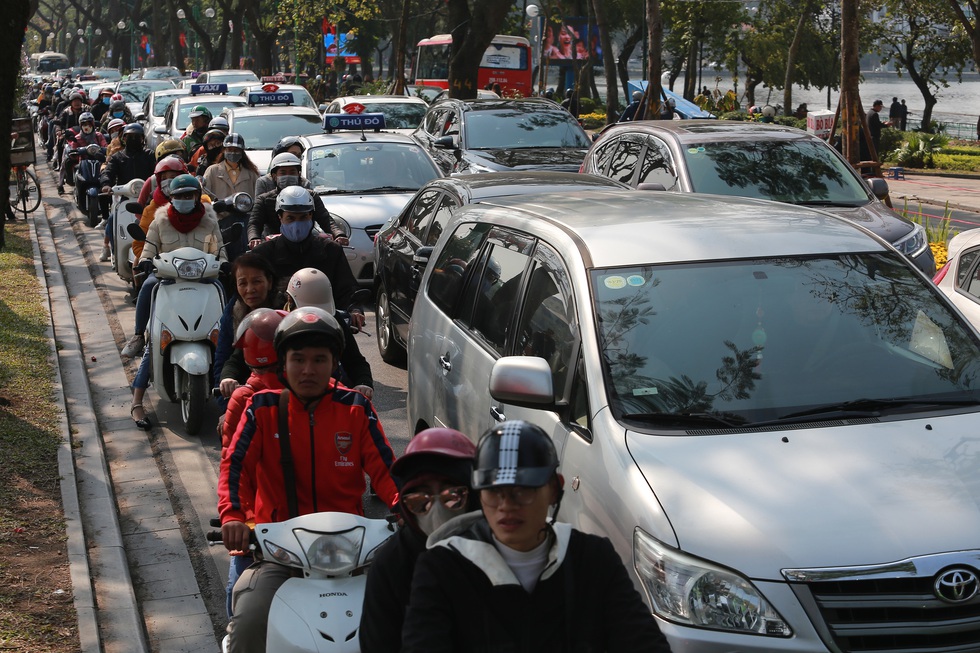 Giữa trưa, dân công sở ùn ùn đi lễ phủ Tây Hồ trong ngày làm đầu tiên sau tết - Ảnh 9. Giữa trưa, dân công sở ùn ùn đi lễ phủ Tây Hồ trong ngày làm đầu tiên sau tết - Ảnh 9.