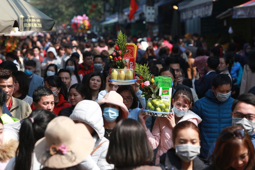 Giữa trưa, dân công sở ùn ùn đi lễ phủ Tây Hồ trong ngày làm đầu tiên sau tết - Ảnh 1. Giữa trưa, dân công sở ùn ùn đi lễ phủ Tây Hồ trong ngày làm đầu tiên sau tết - Ảnh 1.