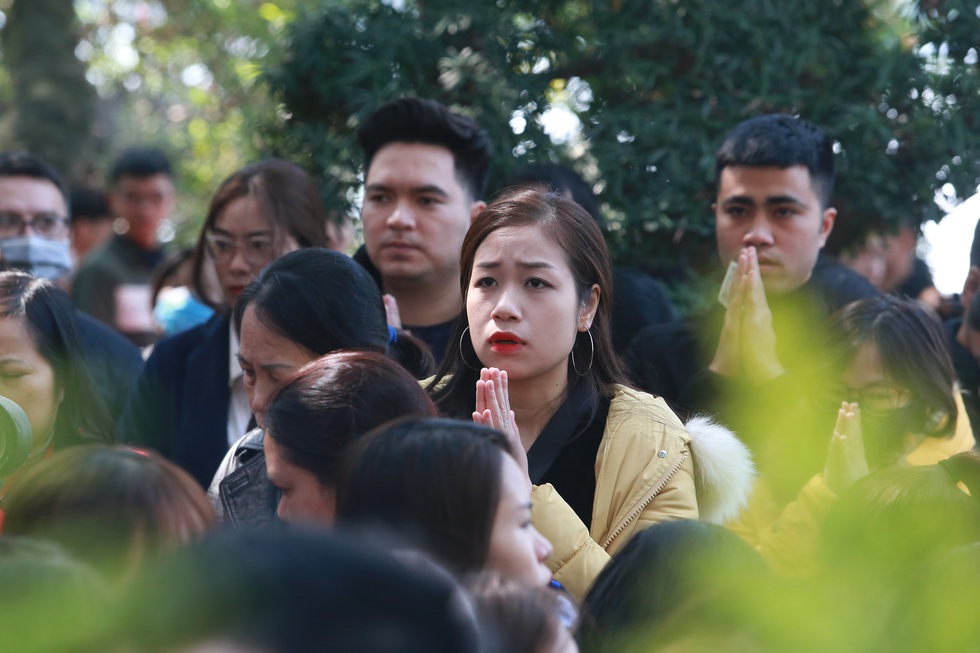Giữa trưa, dân công sở ùn ùn đi lễ phủ Tây Hồ trong ngày làm đầu tiên sau tết - Ảnh 5. Giữa trưa, dân công sở ùn ùn đi lễ phủ Tây Hồ trong ngày làm đầu tiên sau tết - Ảnh 5.