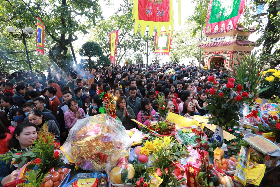 Giữa trưa, dân công sở ùn ùn đi lễ phủ Tây Hồ trong ngày làm đầu tiên sau tết - Ảnh 3. Giữa trưa, dân công sở ùn ùn đi lễ phủ Tây Hồ trong ngày làm đầu tiên sau tết - Ảnh 3.
