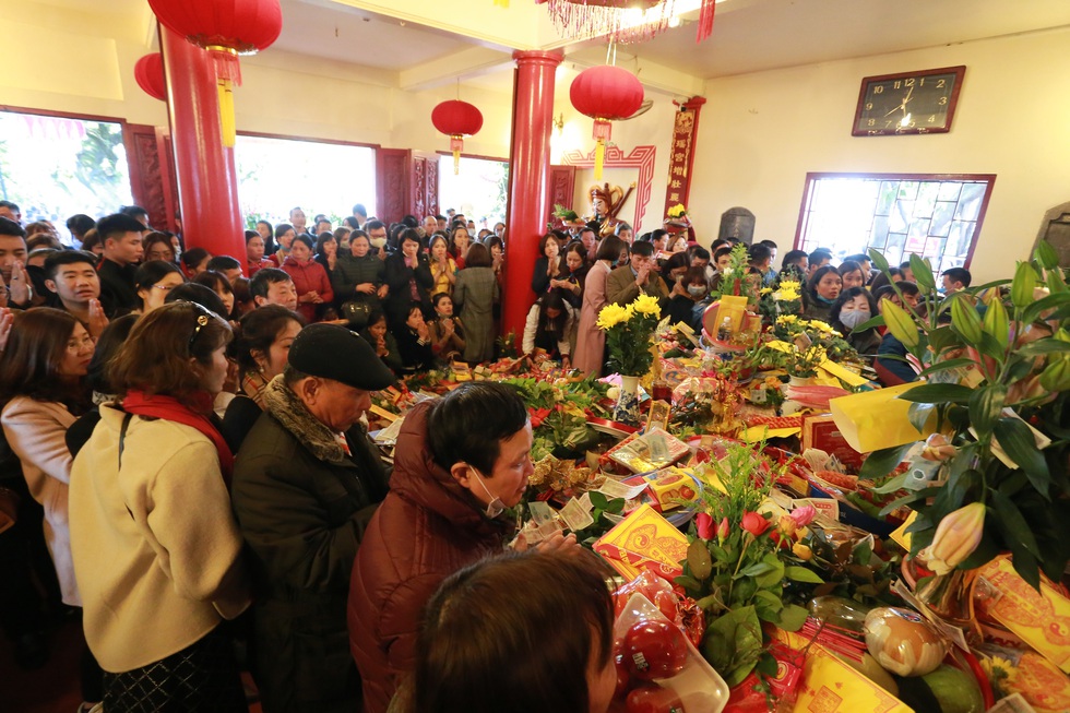 Giữa trưa, dân công sở ùn ùn đi lễ phủ Tây Hồ trong ngày làm đầu tiên sau tết - Ảnh 7. Giữa trưa, dân công sở ùn ùn đi lễ phủ Tây Hồ trong ngày làm đầu tiên sau tết - Ảnh 7.