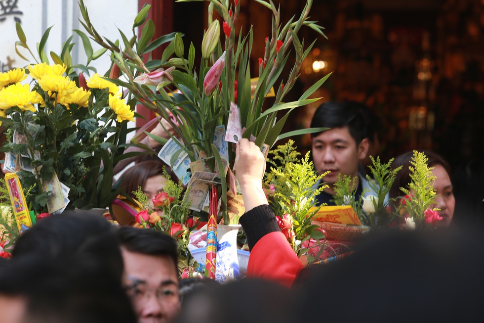 Giữa trưa, dân công sở ùn ùn đi lễ phủ Tây Hồ trong ngày làm đầu tiên sau tết - Ảnh 6. Giữa trưa, dân công sở ùn ùn đi lễ phủ Tây Hồ trong ngày làm đầu tiên sau tết - Ảnh 6.
