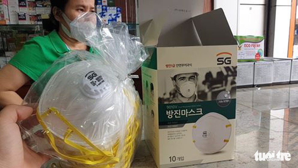 Khẩu trang y tế, nước rửa tay loạn giá, cháy hàng vì virus corona - Ảnh 3. Khẩu trang y tế, nước rửa tay loạn giá, cháy hàng vì virus corona - Ảnh 3.