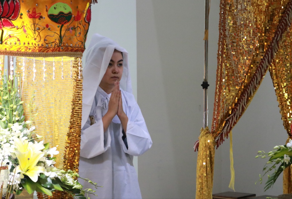 Các nghệ sĩ nghẹn ngào chia tay tài tử Nguyễn Chánh Tín - Ảnh 6. Các nghệ sĩ nghẹn ngào chia tay tài tử Nguyễn Chánh Tín - Ảnh 6.