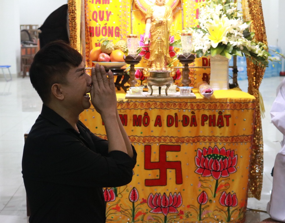Các nghệ sĩ nghẹn ngào chia tay tài tử Nguyễn Chánh Tín - Ảnh 3. Các nghệ sĩ nghẹn ngào chia tay tài tử Nguyễn Chánh Tín - Ảnh 3.