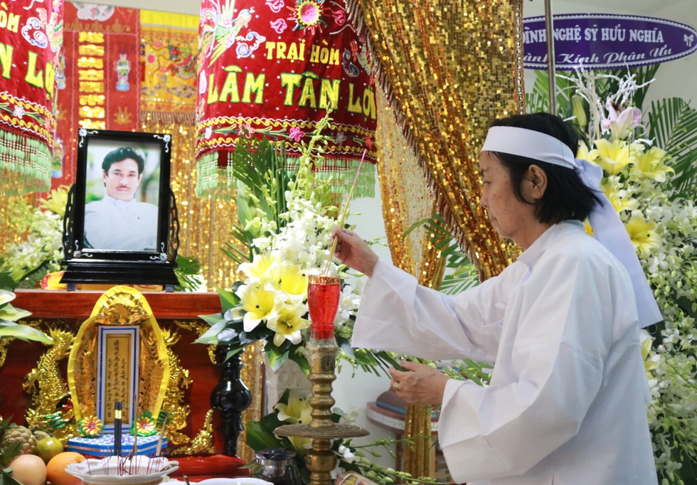 Các nghệ sĩ nghẹn ngào chia tay tài tử Nguyễn Chánh Tín - Ảnh 4. Các nghệ sĩ nghẹn ngào chia tay tài tử Nguyễn Chánh Tín - Ảnh 4.