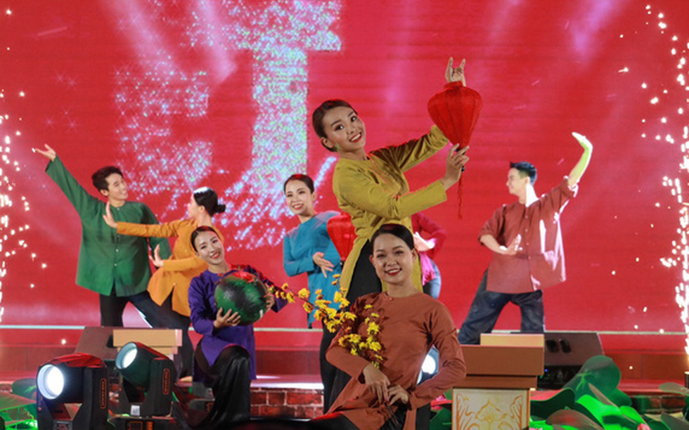 Du xuân 3 miền cùng chương trình Tết Việt ‘Cội nguồn và hôm nay’ - Ảnh 9. Du xuân 3 miền cùng chương trình Tết Việt ‘Cội nguồn và hôm nay’ - Ảnh 9.