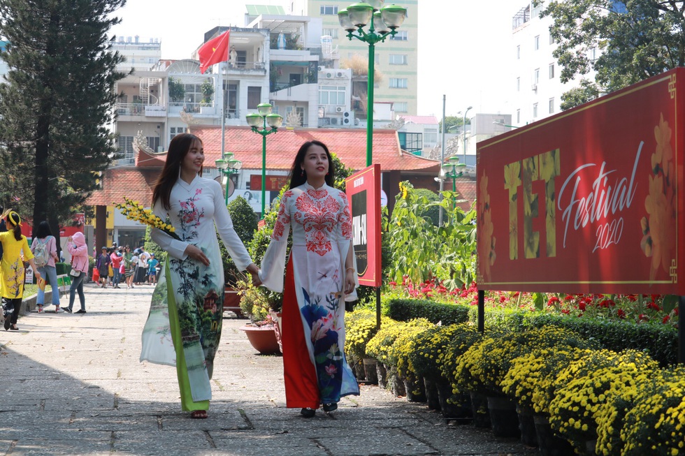 Người Việt nhìn chung thích mặc màu vàng hoặc đỏ trong 3 ngày Tết - Ảnh 1. Người Việt nhìn chung thích mặc màu vàng hoặc đỏ trong 3 ngày Tết - Ảnh 1.