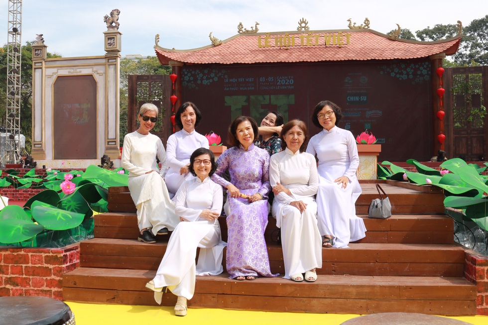 Người Việt nhìn chung thích mặc màu vàng hoặc đỏ trong 3 ngày Tết - Ảnh 6. Người Việt nhìn chung thích mặc màu vàng hoặc đỏ trong 3 ngày Tết - Ảnh 6.
