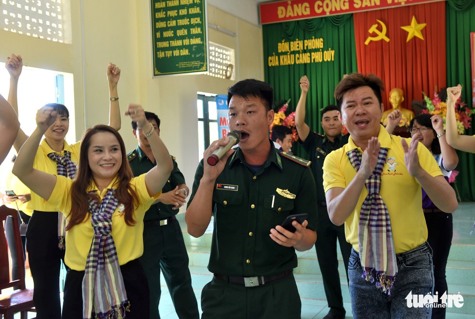 Mùa xuân biển đảo 9: Một ngày thăm 6 đơn vị nơi đảo xa - Ảnh 6. Mùa xuân biển đảo 9: Một ngày thăm 6 đơn vị nơi đảo xa - Ảnh 6.