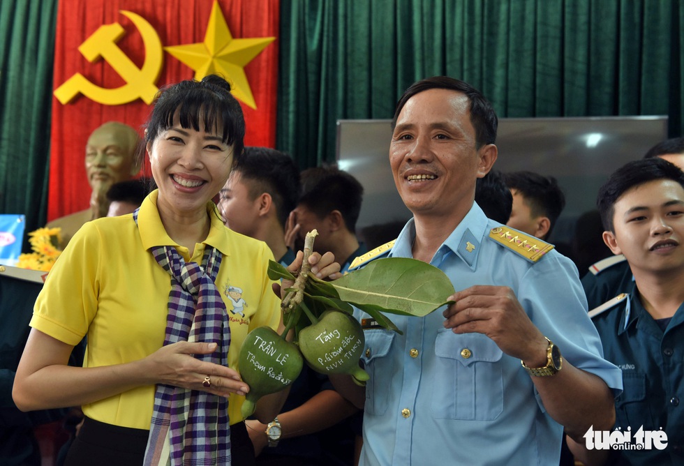 Mùa xuân biển đảo 9: Một ngày thăm 6 đơn vị nơi đảo xa - Ảnh 10. Mùa xuân biển đảo 9: Một ngày thăm 6 đơn vị nơi đảo xa - Ảnh 10.