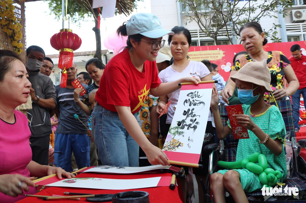 Bệnh nhi vui chợ xuân, mừng năm mới - Ảnh 5. Bệnh nhi vui chợ xuân, mừng năm mới - Ảnh 5.