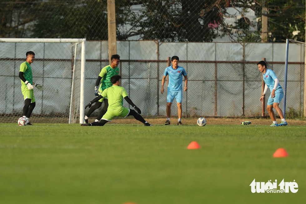 U23 Việt Nam tập rê dắt bóng trước trận gặp UAE - Ảnh 4. U23 Việt Nam tập rê dắt bóng trước trận gặp UAE - Ảnh 4.