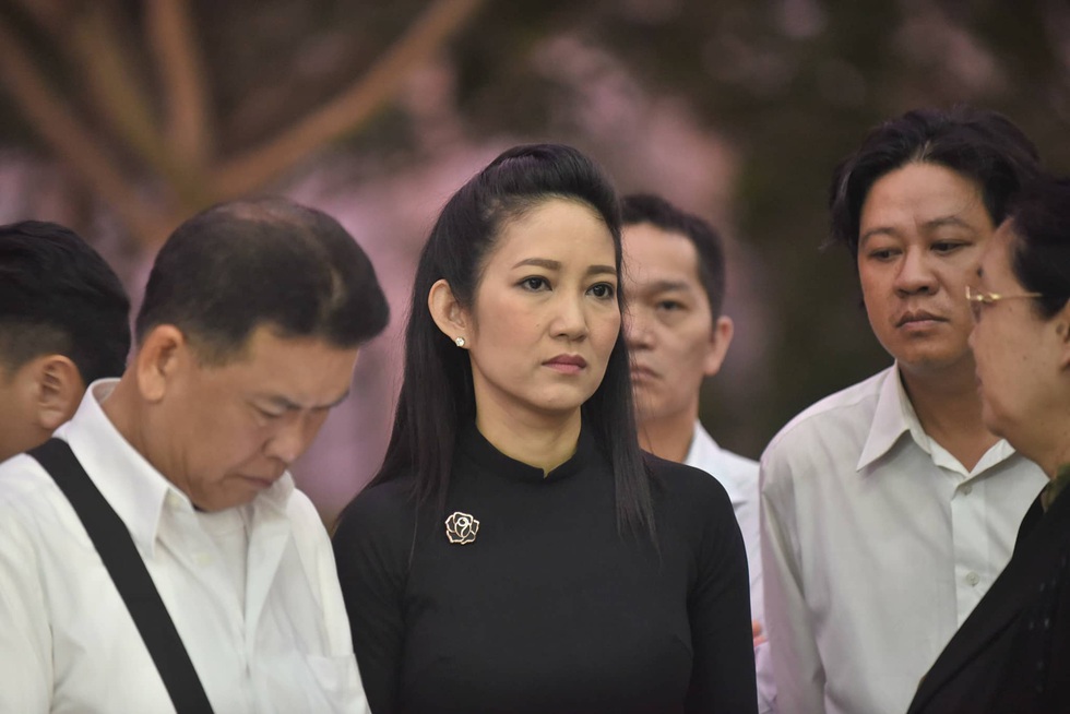 Vợ Nguyễn Chánh Tín đau buồn tiễn đưa chồng về nơi an nghỉ - Ảnh 2. Vợ Nguyễn Chánh Tín đau buồn tiễn đưa chồng về nơi an nghỉ - Ảnh 2.