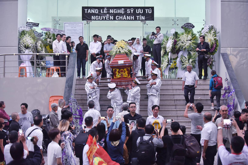 Vợ Nguyễn Chánh Tín đau buồn tiễn đưa chồng về nơi an nghỉ - Ảnh 6. Vợ Nguyễn Chánh Tín đau buồn tiễn đưa chồng về nơi an nghỉ - Ảnh 6.
