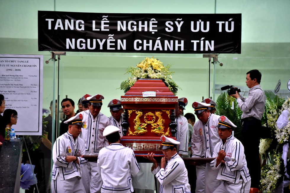 Vợ Nguyễn Chánh Tín đau buồn tiễn đưa chồng về nơi an nghỉ - Ảnh 7. Vợ Nguyễn Chánh Tín đau buồn tiễn đưa chồng về nơi an nghỉ - Ảnh 7.