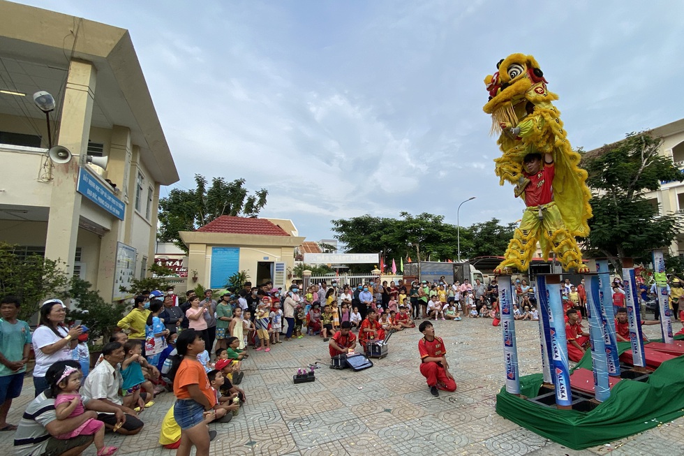 Lễ hội Nghinh Ông - Cần Giờ: Tưng bừng đường phố - Ảnh 2. Lễ hội Nghinh Ông - Cần Giờ: Tưng bừng đường phố - Ảnh 2.