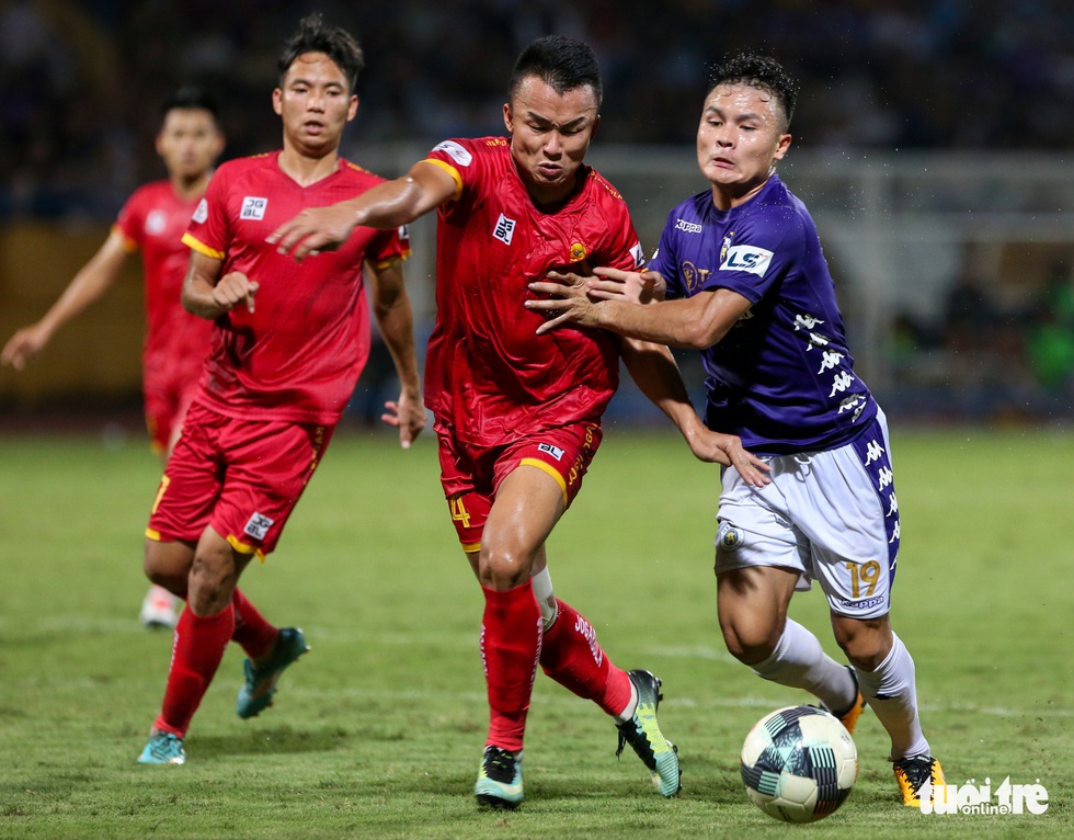 Rimario đá hỏng phạt đền, cầu thủ Thanh Hóa phấn khích trước mặt trọng tài - Ảnh 6. Rimario đá hỏng phạt đền, cầu thủ Thanh Hóa phấn khích trước mặt trọng tài - Ảnh 6.
