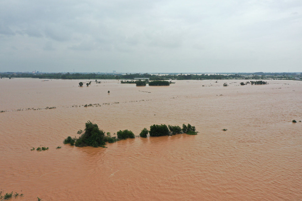 Nhiều làng ở Quảng Trị vẫn ngập trong biển nước - Ảnh 7.