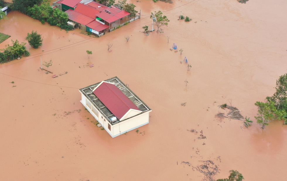 Nhiều làng ở Quảng Trị vẫn ngập trong biển nước - Ảnh 5.