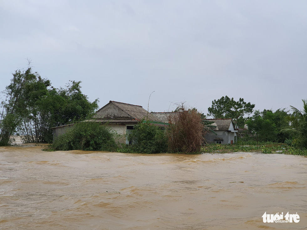 The house was still flooded near the ceiling in Quang Tri flood navel even though the floods receded - Photo 6.