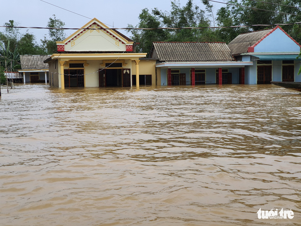 The house was still flooded near the ceiling in Quang Tri flood navel even though the flood had receded - Photo 3.