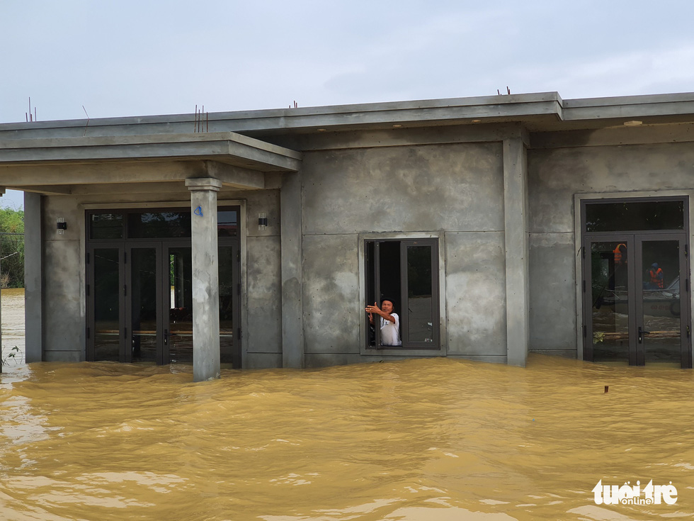 The house was still flooded near the ceiling in Quang Tri flood navel even though the flood had receded - Photo 8.