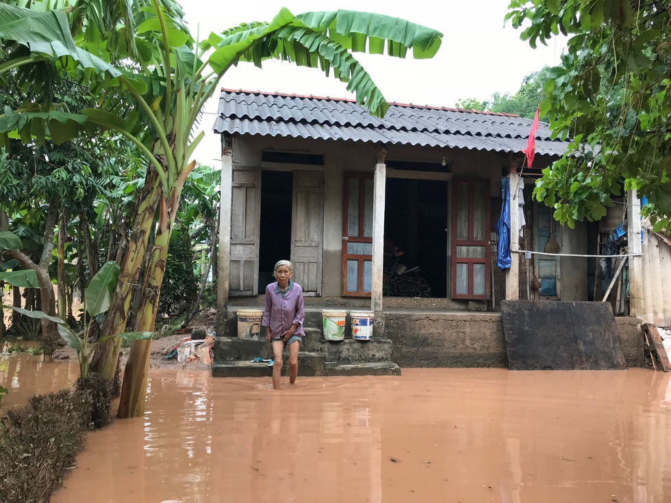 Mang hàng cứu trợ dân làng bị nước lũ vây suốt 4 ngày ở Quảng Trị - Ảnh 8. Mang hàng cứu trợ dân làng bị nước lũ vây suốt 4 ngày ở Quảng Trị - Ảnh 8.