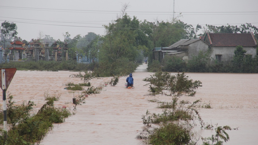 Mang hàng cứu trợ dân làng bị nước lũ vây suốt 4 ngày ở Quảng Trị - Ảnh 10. Mang hàng cứu trợ dân làng bị nước lũ vây suốt 4 ngày ở Quảng Trị - Ảnh 10.