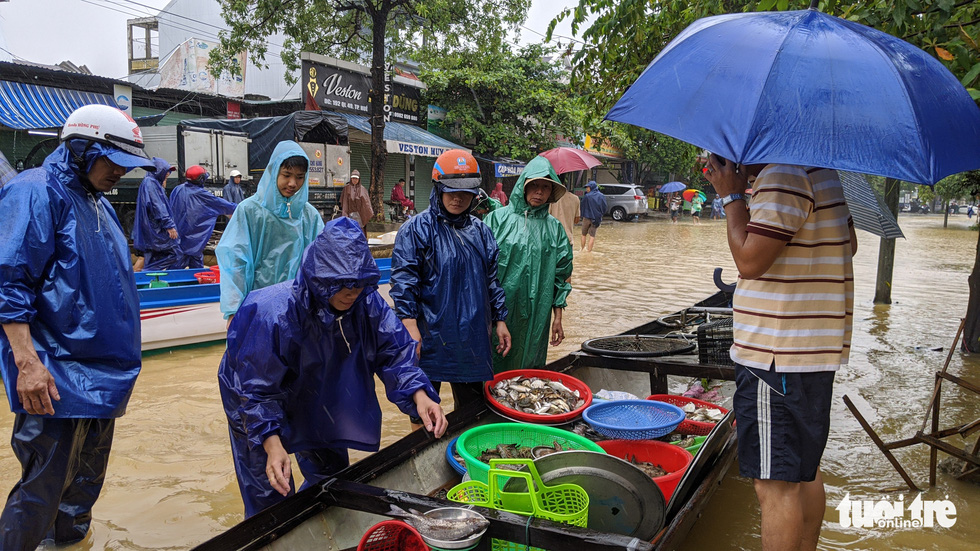 Lũ ngập ao nuôi, dân đẩy xuồng ra phố bán tháo cá tôm - Ảnh 4.