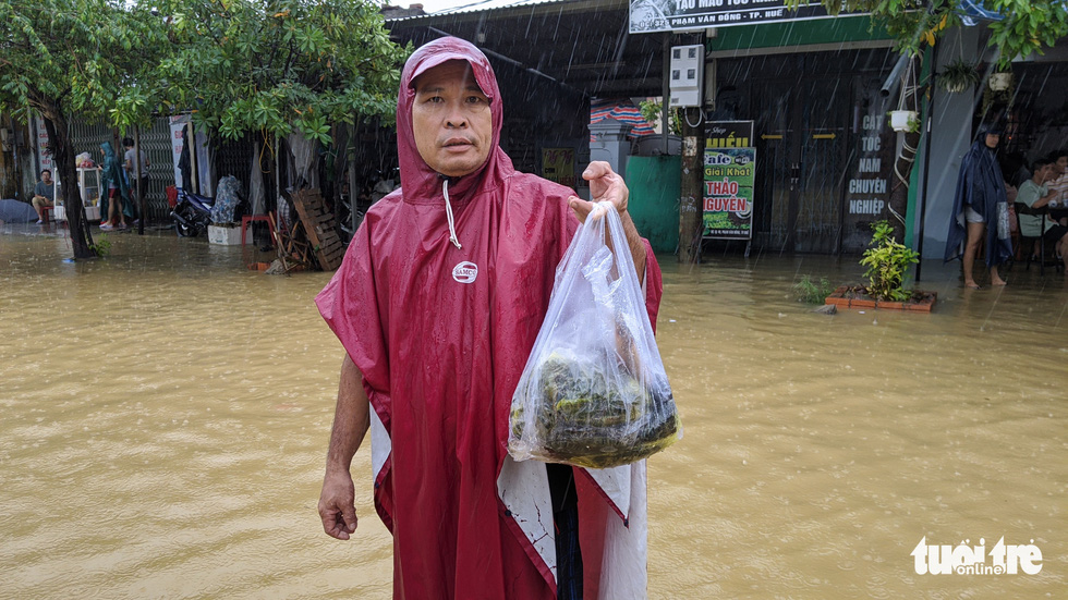 Lũ ngập ao nuôi, dân đẩy xuồng ra phố bán tháo cá tôm - Ảnh 10.