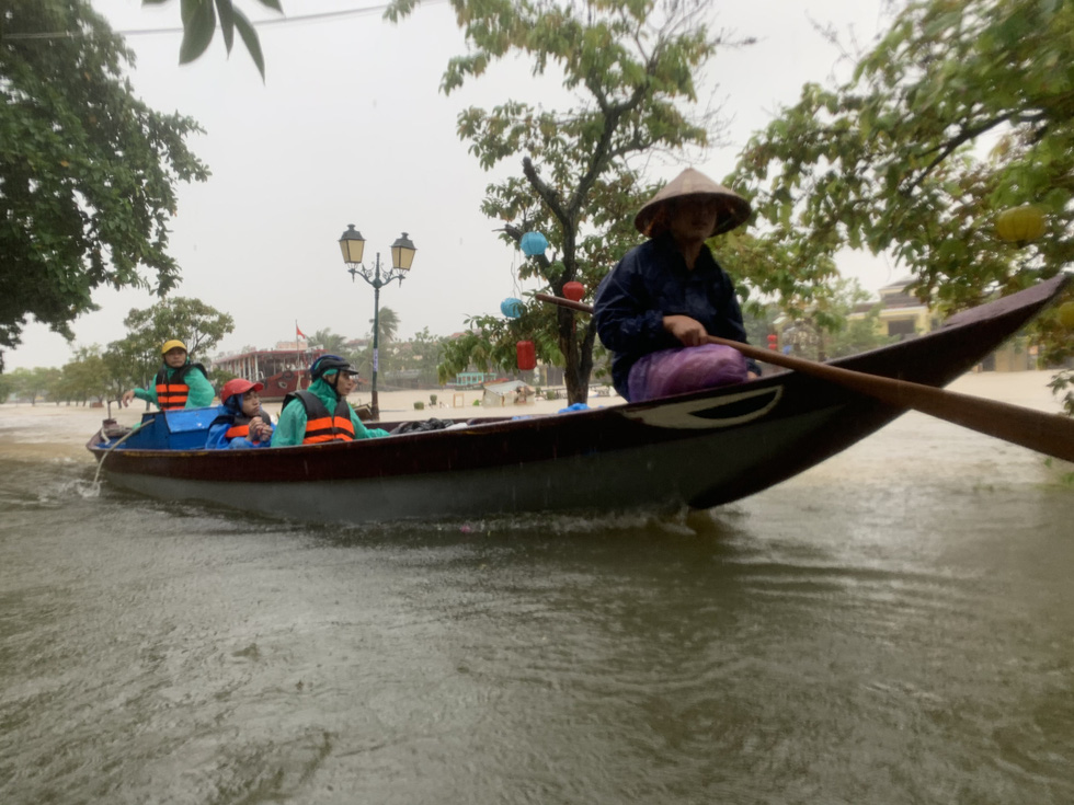 Bất ngờ với tour du lịch dạo phố cổ bằng ghe thăm Hội An mùa nước lũ - Ảnh 5.